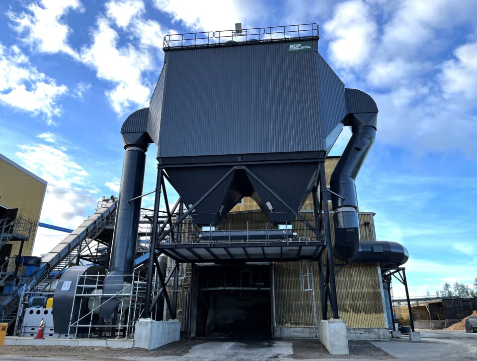 Industrial electrostatic precipitator for flue gas cleaning